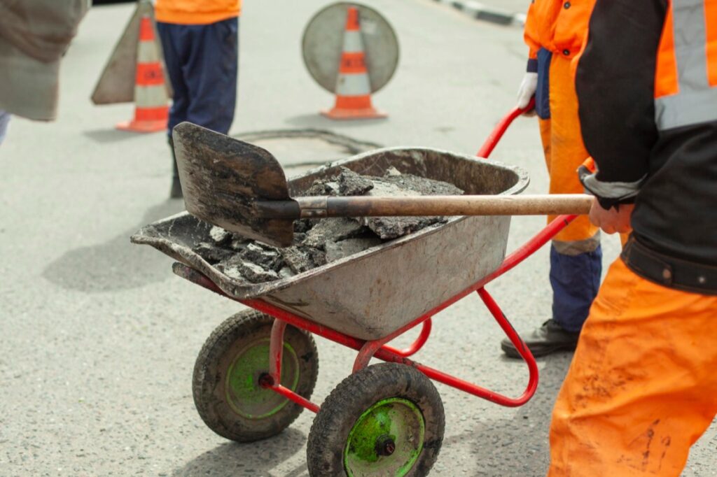Przetargi drogowe to specjalistyczne procedury zakupowe prowadzone przez publicznych zamawiających, takich jak GDDKiA czy samorządy lokalne, które mają na celu wybór wykonawcy prac drogowych